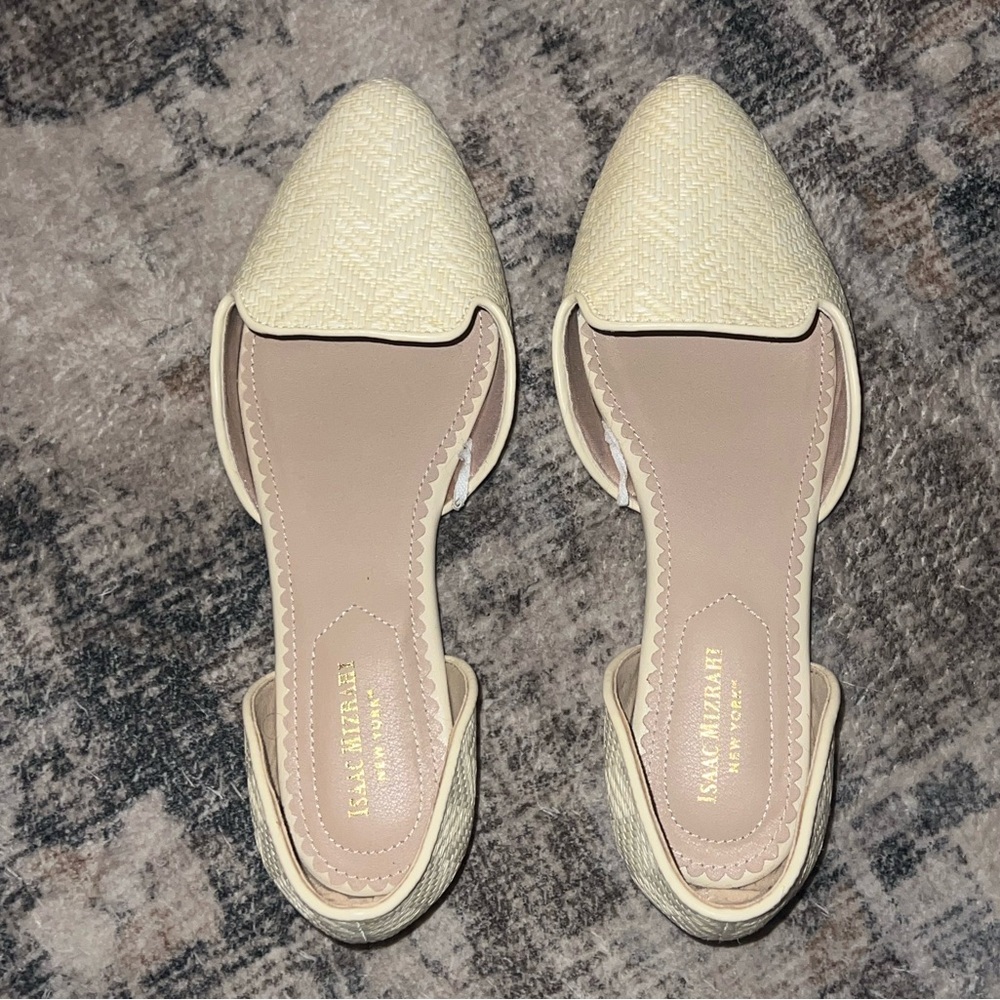 ISAAC MIZRAHI women’s flat. Cream.